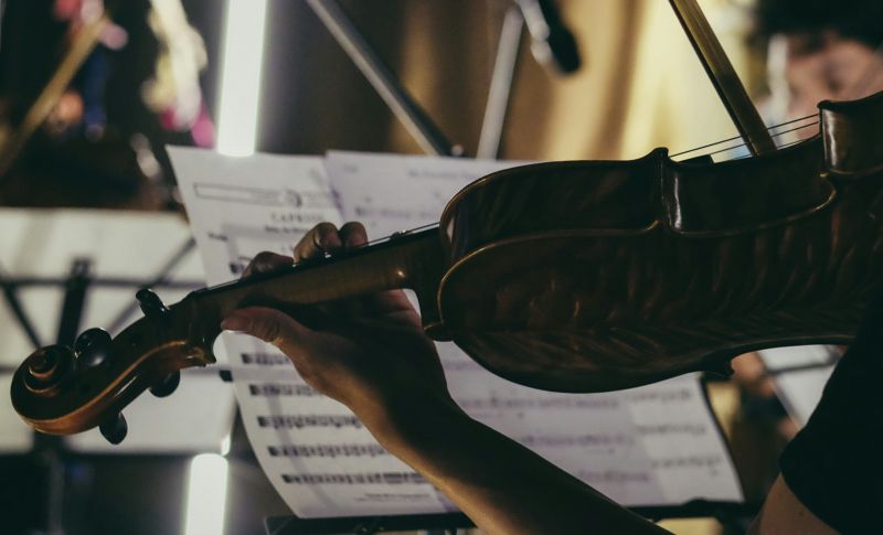 Close up of violinist 